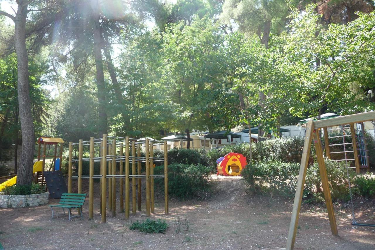 Happy Camp mobile homes in Camping Villaggio Internazionale San Menaio Esterno foto